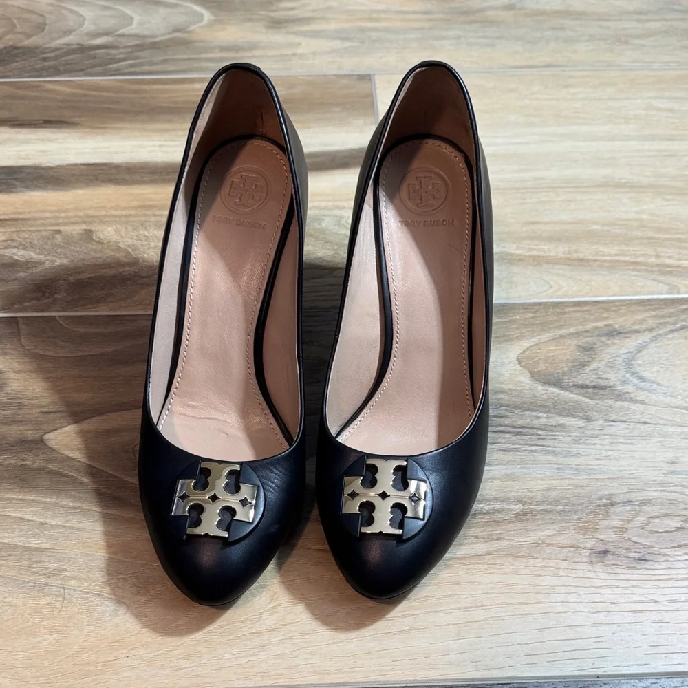 Tory Burch Black Leather Logo Cap-Toe Pumps with Gold Emblem - Picture 1 of 10
